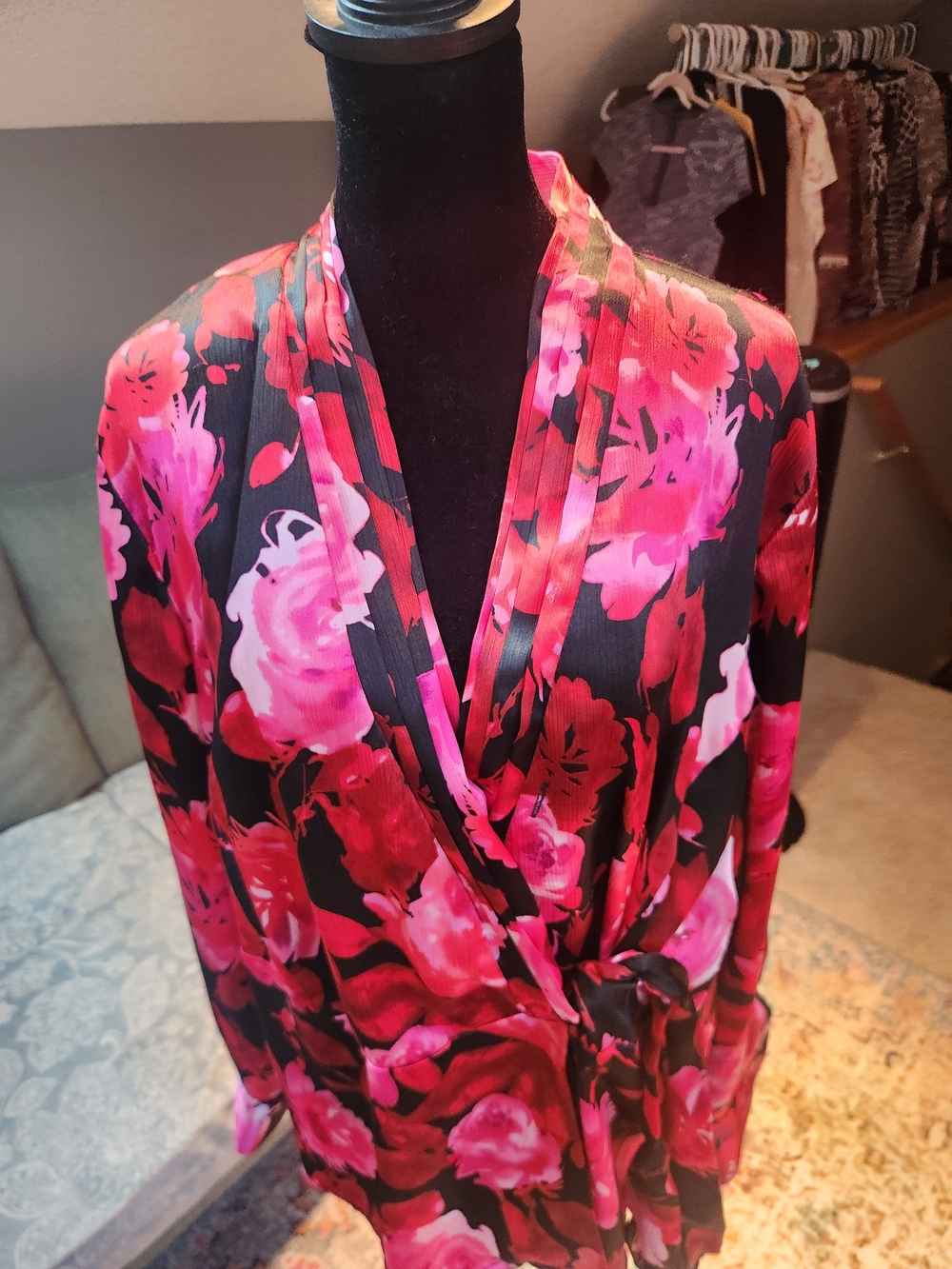 Jones New York Silky Woman Floral Wrap Blouse Black & Pink Like New 1X - Picture 3 of 11